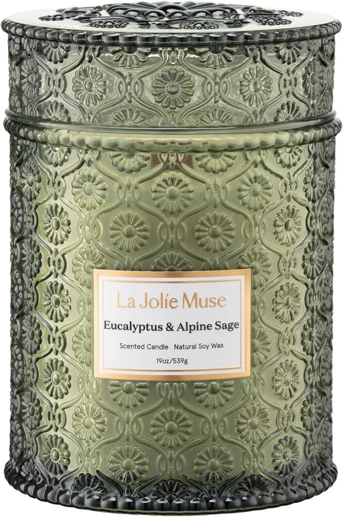 LA JOLIE MUSE Eucalyptus & Alpine Sage Candle: A Calming Home Aromatherapy Experience