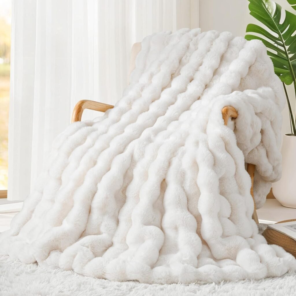 Reviewing the Touchat Luxury 1000GSM Faux Rabbit Fur Throw Blanket: A Cozy Addition to Your Home Decor